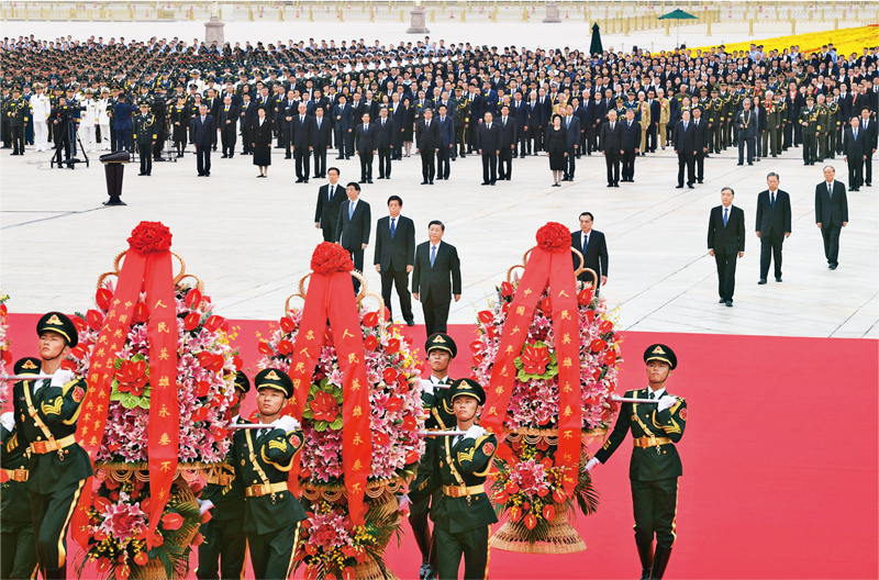 2021年9月30日上午，黨和國家領(lǐng)導(dǎo)人習(xí)近平、李克強(qiáng)、栗戰(zhàn)書、汪洋、王滬寧、趙樂際、韓正、王岐山等來到北京天安門廣場，出席烈士紀(jì)念日向人民英雄敬獻(xiàn)花籃儀式。 新華社記者 張領(lǐng)/攝