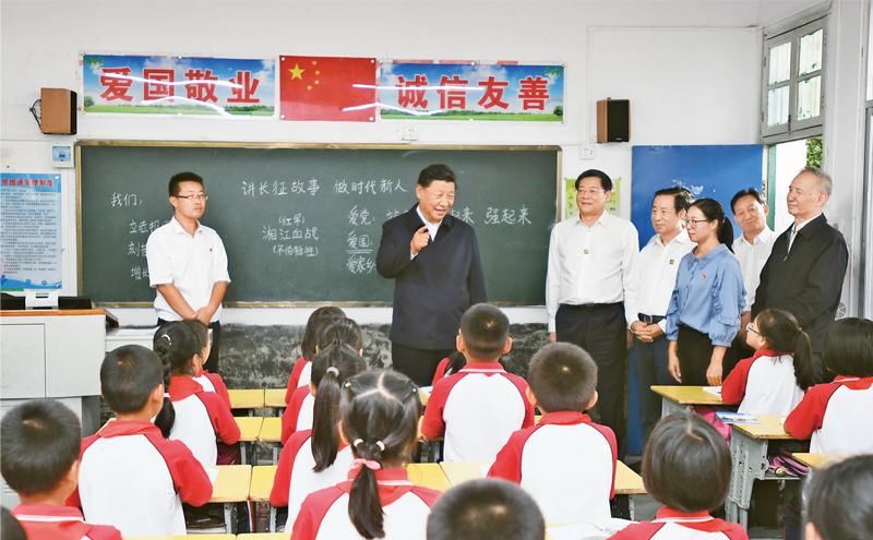 2020年9月16日至18日，中共中央總書記、國家主席、中央軍委主席習(xí)近平在湖南考察。這是16日下午，習(xí)近平在郴州市汝城縣文明瑤族鄉(xiāng)第一片小學(xué)，同正在上思政課的同學(xué)們親切交流。 新華社記者 謝環(huán)馳/攝