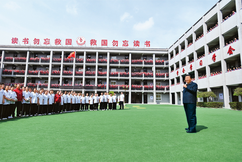 2021年9月13日至14日，中共中央總書記、國家主席、中央軍委主席習(xí)近平在陜西省榆林市考察。這是14日上午，習(xí)近平在綏德實(shí)驗(yàn)中學(xué)考察時(shí)，同師生親切交流。 新華社記者 謝環(huán)馳/攝